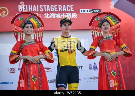 Dutch road racing ciclista Dylan Gr-enewegen che corre per il Dutch UCI LottoNL WorldTeam¨CJumbo festeggia dopo aver vinto la fase di Beihai durante la gara Foto Stock