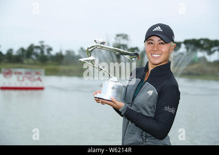 Danielle Kang degli Stati Uniti pone con il suo trofeo dopo aver vinto il round finale del 2018 Buick LPGA Shanghai a Shanghai Qizhong Garden Golf Foto Stock