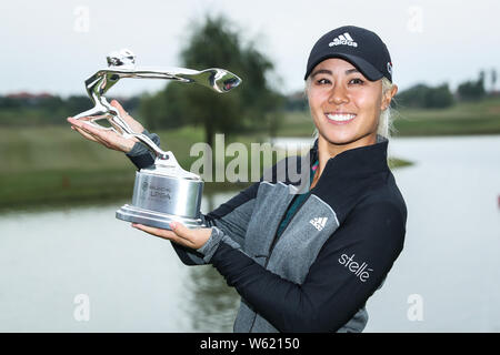 Danielle Kang degli Stati Uniti pone con il suo trofeo dopo aver vinto il round finale del 2018 Buick LPGA Shanghai a Shanghai Qizhong Garden Golf Foto Stock