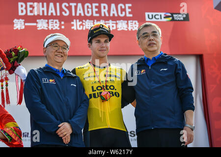 Dutch road racing ciclista Dylan Gr-enewegen che corre per il Dutch UCI LottoNL WorldTeam¨CJumbo festeggia dopo aver vinto la fase di Beihai durante la gara Foto Stock