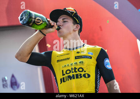 Dutch road racing ciclista Dylan Gr-enewegen che corre per il Dutch UCI LottoNL WorldTeam¨CJumbo festeggia dopo aver vinto la fase di Beihai durante la gara Foto Stock