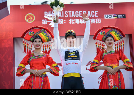 Dutch road racing ciclista Dylan Gr-enewegen che corre per il Dutch UCI LottoNL WorldTeam¨CJumbo festeggia dopo aver vinto la fase di Beihai durante la gara Foto Stock