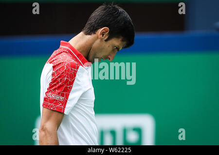 Novak Djokovic di Serbia reagisce come egli compete contro Kevin Anderson del Sud Africa nel loro quarto di finale di match di uomini singoli durante il Rol Foto Stock