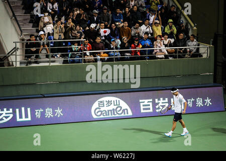 Kei Nishikori del Giappone reagisce come egli compete contro Sam QUERREY degli Stati Uniti nel loro terzo round match di uomini singoli durante il Rolex Foto Stock