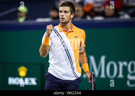 Borna Coric di Croazia celebra dopo il punteggio contro Juan Martin Del Potro di Argentina nel loro terzo round match di uomini singoli durante il Foto Stock