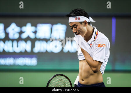 Kei Nishikori del Giappone reagisce come egli compete contro Sam QUERREY degli Stati Uniti nel loro terzo round match di uomini singoli durante il Rolex Foto Stock