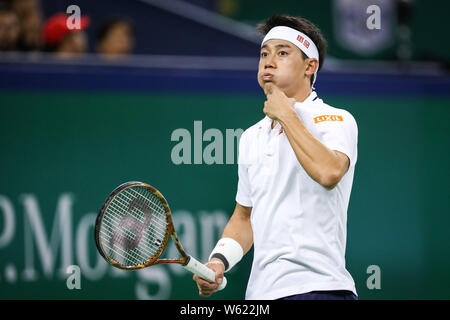 Kei Nishikori del Giappone reagisce come egli compete contro Wu Yibing della Cina dopo la loro seconda partita degli uomini singoli durante il Rolex Shanghai Foto Stock