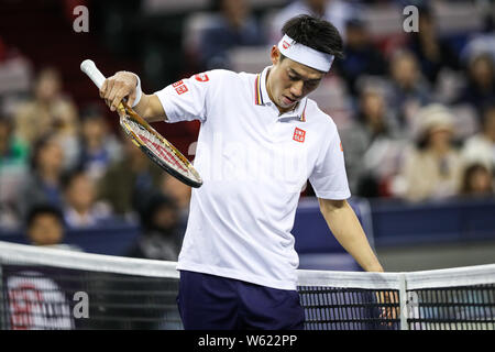 Kei Nishikori del Giappone reagisce come egli compete contro Wu Yibing della Cina dopo la loro seconda partita degli uomini singoli durante il Rolex Shanghai Foto Stock