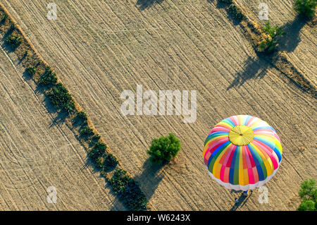 Coloratissima mongolfiera lo sbarco in fattoria rurale campo Foto Stock