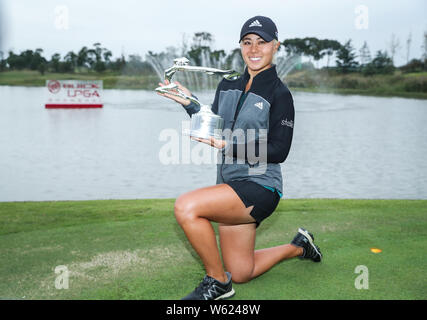 Danielle Kang degli Stati Uniti pone con il suo trofeo dopo aver vinto il round finale del 2018 Buick LPGA Shanghai a Shanghai Qizhong Garden Golf Foto Stock