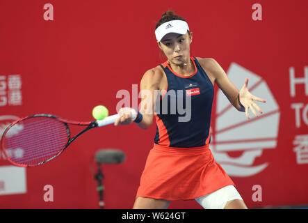 Wang Qiang della Cina restituisce un colpo a Zhang Ling di cinese di Hong Kong per il loro match di primo turno del singolare femminile durante il WTA Hong Kong Tenni Foto Stock