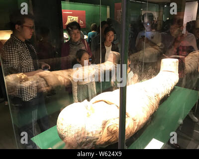 Una mummia con una maschera d'oro dall'antico Egitto è sul display durante una mostra presso la Hubei Provincial Museum nella città di Wuhan, Cina centrale di Hubei pro Foto Stock