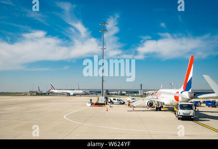 Parigi, Francia-marzo 30, 2019 : aerei della compagnia aerea Airfrance docking all'aeroporto di Parigi Charles de Gaulle. Air France aereo con cielo blu e bianco Foto Stock