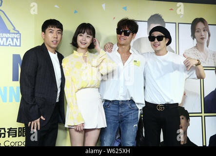 (Da sinistra) sud coreano comico Yang Se-chan, attrice Jeon così-min, cantante e attore Kim Jong-kook, e animatore Ha Dong-hoon, meglio noto da hi Foto Stock