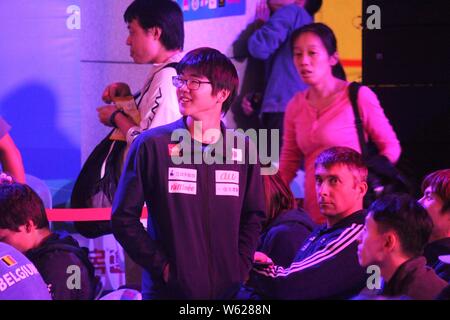 Hidemasa Nishida del Giappone è raffigurata nell'uomo portare stagione partita finale durante il 2018 la Federazione internazionale di arrampicata sportiva (IFSC) World Cup Foto Stock