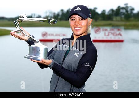 Danielle Kang degli Stati Uniti pone con il suo trofeo dopo aver vinto il round finale del 2018 Buick LPGA Shanghai a Shanghai Qizhong Garden Golf Foto Stock