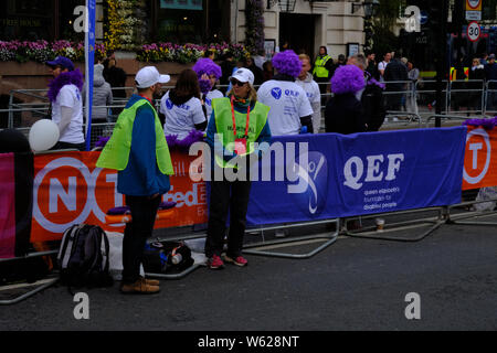 Soldi VIRGIN LONDON MARATHON 2019 - a lunga distanza (26+ miglia) gara tenuto ogni anno a partire dal 1981 dopo aver stabilito da Chris Brasher e John Disley immediatamente dopo Brasher correva in New York City Marathon. Circa 33.000 partecipanti, principalmente dilettanti in esecuzione per carità, sono precedute da un campo di atleti d'elite (maschio e femmina), sedia a rotelle racers, e para-atleti, compresi i non vedenti che di solito eseguiti con 'guide'. Foto Stock