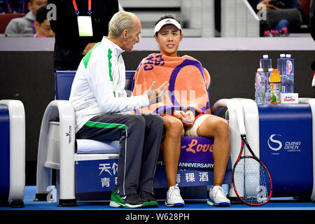 Wang Qiang della Cina i colloqui con il suo allenatore in semifinale partita delle donne singoli contro Caroline WOZNIACKI di Danimarca durante il 2018 la Cina ope Foto Stock