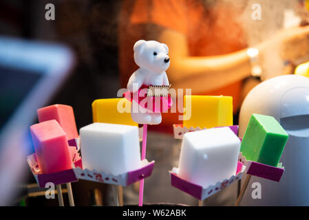 Colorato di gelati in un negozio vicino fino Foto Stock