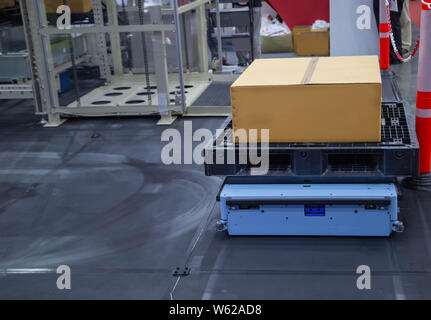 Selezionatore di rack - moderno automatizzato di storage e un sistema di recupero per pallet Foto Stock