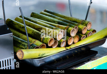 Riso cotto in bambù sul cibo street in Cina Foto Stock