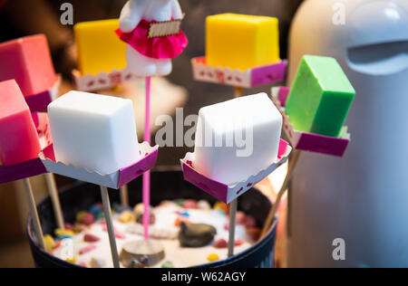 Colorato di gelati in un negozio vicino fino Foto Stock