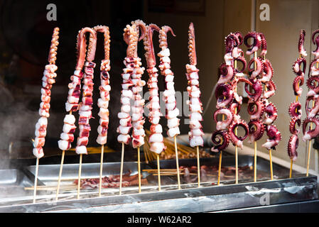 Calamari pezzi già pronti barbecue alimentare sul mercato alimentare in Cina Foto Stock