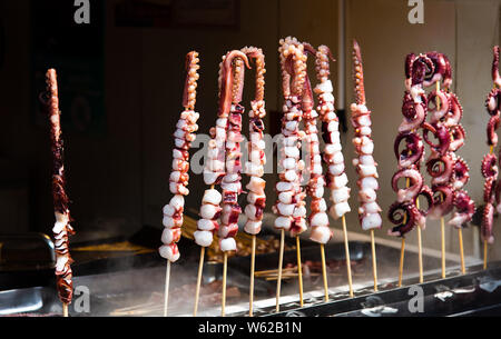 Calamari pezzi già pronti barbecue alimentare sul mercato alimentare in Cina Foto Stock