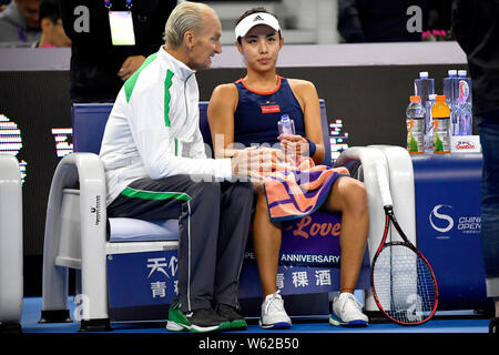 Wang Qiang della Cina i colloqui con il suo allenatore in semifinale partita delle donne singoli contro Caroline WOZNIACKI di Danimarca durante il 2018 la Cina ope Foto Stock