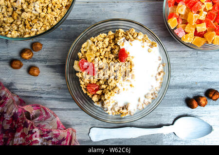 Cereali con frutta in una ciotola per una sana prima colazione Foto Stock