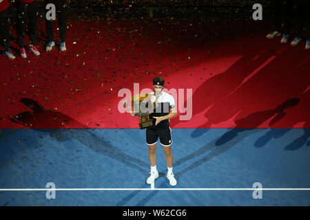 Nikoloz Basilashvili della Georgia pone con il suo trofeo dopo aver sconfitto Juan Martin Del Potro di Argentina nella loro partita finale degli uomini singoli dur Foto Stock