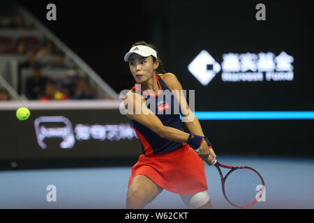 Wang Qiang della Cina restituisce un colpo a Caroline WOZNIACKI della Danimarca nella loro semifinale partita delle donne singoli durante il 2018 China Open tennis Foto Stock