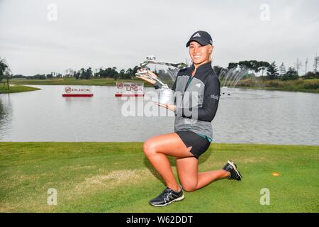 Danielle Kang degli Stati Uniti pone con il suo trofeo dopo aver vinto il round finale del 2018 Buick LPGA Shanghai a Shanghai Qizhong Garden Golf Foto Stock