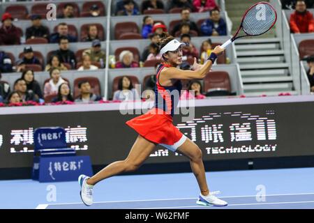 Wang Qiang della Cina restituisce un colpo a Caroline WOZNIACKI della Danimarca nella loro semifinale partita delle donne singoli durante il 2018 China Open tennis Foto Stock