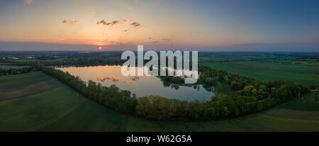 Mattina presto nebbiosa, alba sul lago. Vista aerea Foto Stock