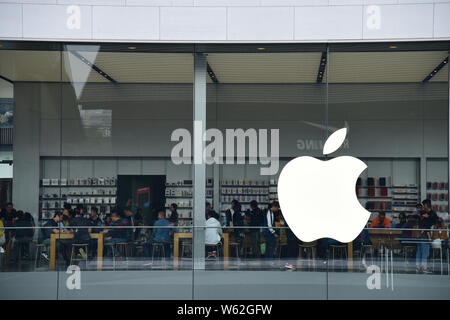 --FILE--i clienti cinesi sono illustrati in un Apple Store nella città di Chengdu, a sud-ovest della Cina di provincia di Sichuan, 3 ottobre 2018. U.S. tech giant Ap Foto Stock