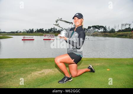 Danielle Kang degli Stati Uniti pone con il suo trofeo dopo aver vinto il round finale del 2018 Buick LPGA Shanghai a Shanghai Qizhong Garden Golf Foto Stock