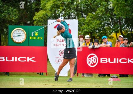 Danielle Kang degli Stati Uniti pone con il suo trofeo dopo aver vinto il round finale del 2018 Buick LPGA Shanghai a Shanghai Qizhong Garden Golf Foto Stock