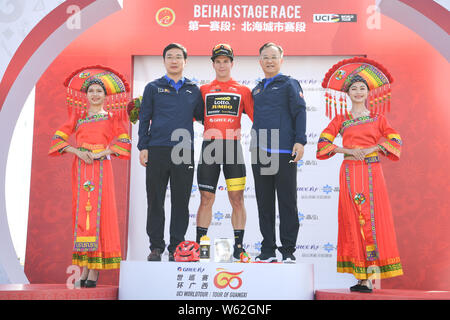 Dutch road racing ciclista Dylan Gr-enewegen che corre per il Dutch UCI LottoNL WorldTeam¨CJumbo festeggia dopo aver vinto la fase di Beihai durante la gara Foto Stock