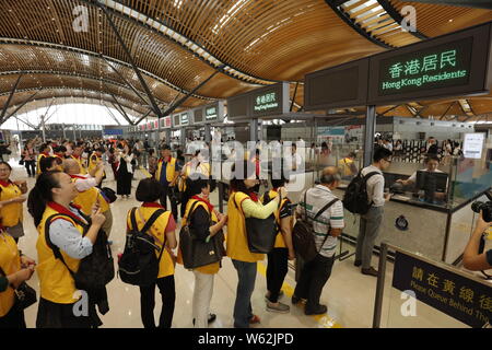 I passeggeri in coda fino a prendere un pullman da Kwoon Chung autobus oltre la più lunga del mondo cross-ponte del mare, la Hong Kong-Zhuhai-ponte di Macao, a Hong Kong, C Foto Stock