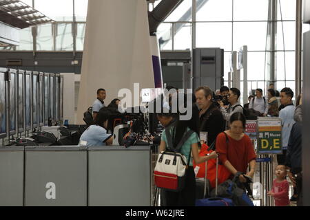 I passeggeri in coda fino a prendere un pullman da Kwoon Chung autobus oltre la più lunga del mondo cross-ponte del mare, la Hong Kong-Zhuhai-ponte di Macao, a Hong Kong, C Foto Stock