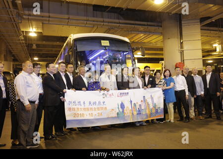 I passeggeri in coda fino a prendere un pullman da Kwoon Chung autobus oltre la più lunga del mondo cross-ponte del mare, la Hong Kong-Zhuhai-ponte di Macao, a Hong Kong, C Foto Stock