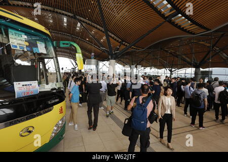 I passeggeri in coda fino a prendere un pullman da Kwoon Chung autobus oltre la più lunga del mondo cross-ponte del mare, la Hong Kong-Zhuhai-ponte di Macao, a Hong Kong, C Foto Stock