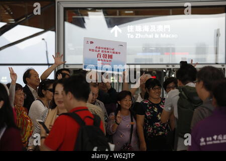 I passeggeri in coda fino a prendere un pullman da Kwoon Chung autobus oltre la più lunga del mondo cross-ponte del mare, la Hong Kong-Zhuhai-ponte di Macao, a Hong Kong, C Foto Stock