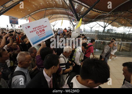 I passeggeri in coda fino a prendere un pullman da Kwoon Chung autobus oltre la più lunga del mondo cross-ponte del mare, la Hong Kong-Zhuhai-ponte di Macao, a Hong Kong, C Foto Stock