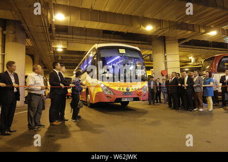 I passeggeri in coda fino a prendere un pullman da Kwoon Chung autobus oltre la più lunga del mondo cross-ponte del mare, la Hong Kong-Zhuhai-ponte di Macao, a Hong Kong, C Foto Stock