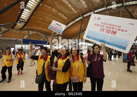 I passeggeri in coda fino a prendere un pullman da Kwoon Chung autobus oltre la più lunga del mondo cross-ponte del mare, la Hong Kong-Zhuhai-ponte di Macao, a Hong Kong, C Foto Stock