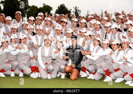 Danielle Kang degli Stati Uniti pone con il suo trofeo dopo aver vinto il round finale del 2018 Buick LPGA Shanghai a Shanghai Qizhong Garden Golf Foto Stock