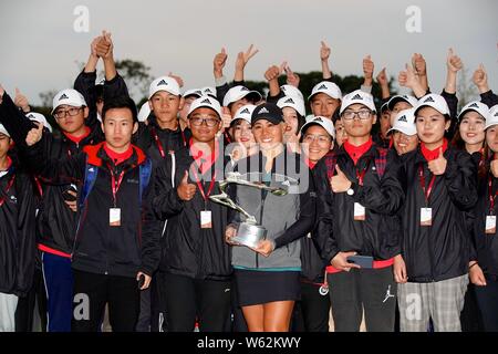 Danielle Kang degli Stati Uniti pone con il suo trofeo dopo aver vinto il round finale del 2018 Buick LPGA Shanghai a Shanghai Qizhong Garden Golf Foto Stock