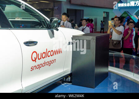 --FILE -- la gente visita lo stand di Qualcomm durante una expo in città di Guangzhou, Cina del sud della provincia di Guangdong, 13 settembre 2018. Qualcomm prevede t Foto Stock